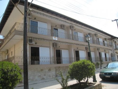 Vila Lakis Pefkohori - terasa ka ulici