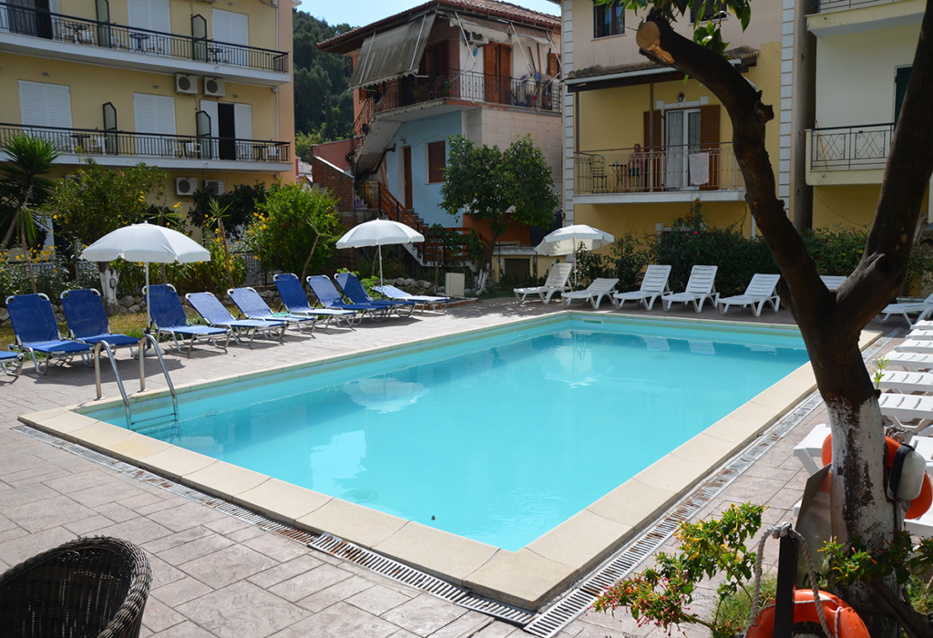 Hotel Alkyon Parga - bazen sa lezaljkama - Parga apartmani - Jonske destinacije