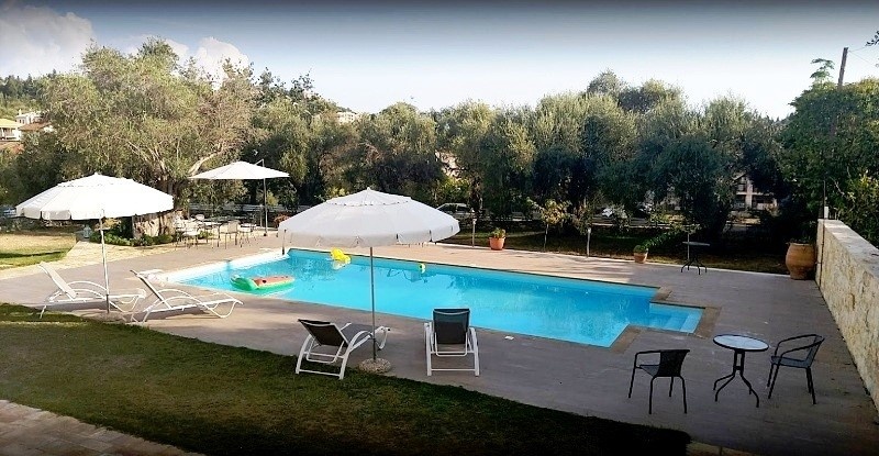 Zefiros Luxury Resort - bazen u dvoristu -  Sivota leto - Fun Travel Agency