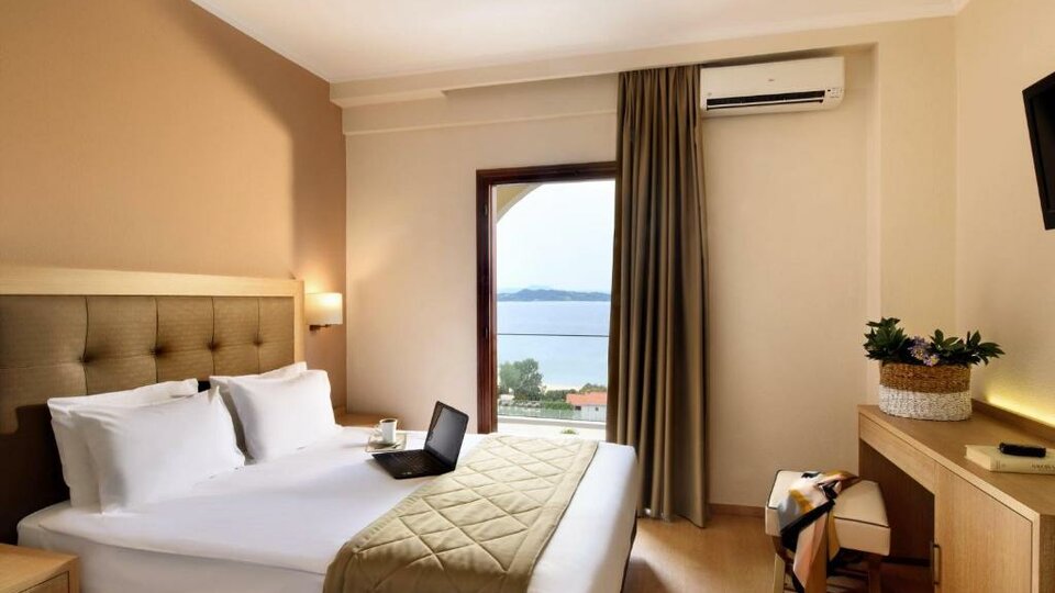 Hotel-Akrathos-beach-hotel-connecting-family-room-with-garden-view