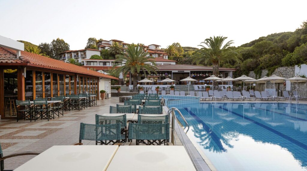 Hotel-Aristoteles-Holiday-Resort-bar-i-bazen