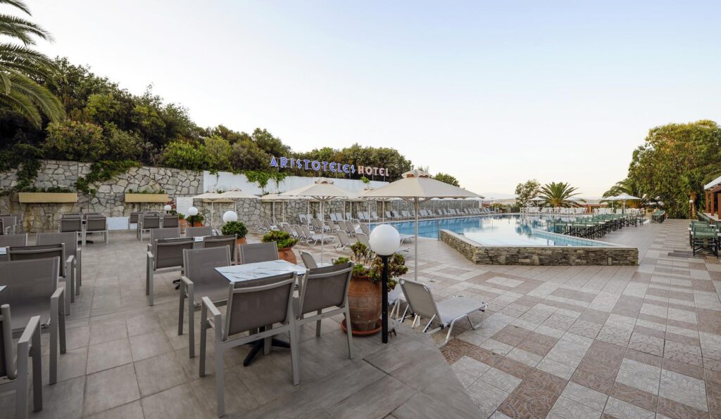 Hotel-Aristoteles-Holiday-Resort-bar-na-bazenu