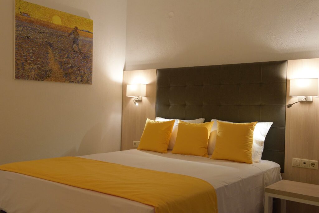 Hotel-Aristoteles-Holiday-Resort-family-room-krevet