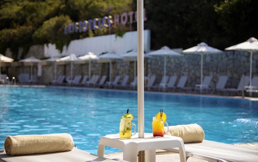 Hotel-Aristoteles-Holiday-Resort-kokteli-na-bazenu