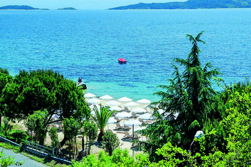 Hotel-Xenios-Theoxenia-pogled-na-plazu