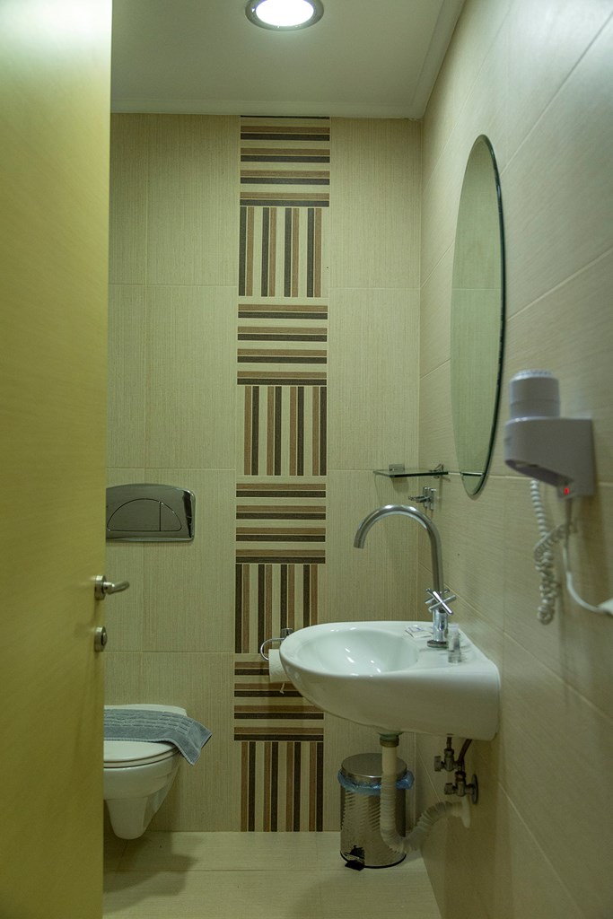 Hotel-Dafni-Plus-bathroom-1