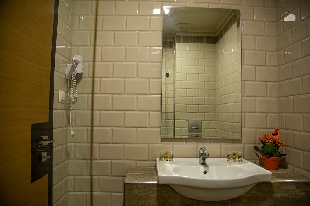 Hotel-Dafni-Plus-bathroom