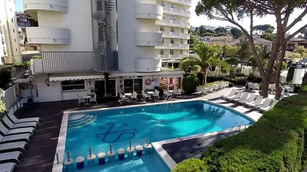 Hotel-Alegria-Fenals-Mar-bazen